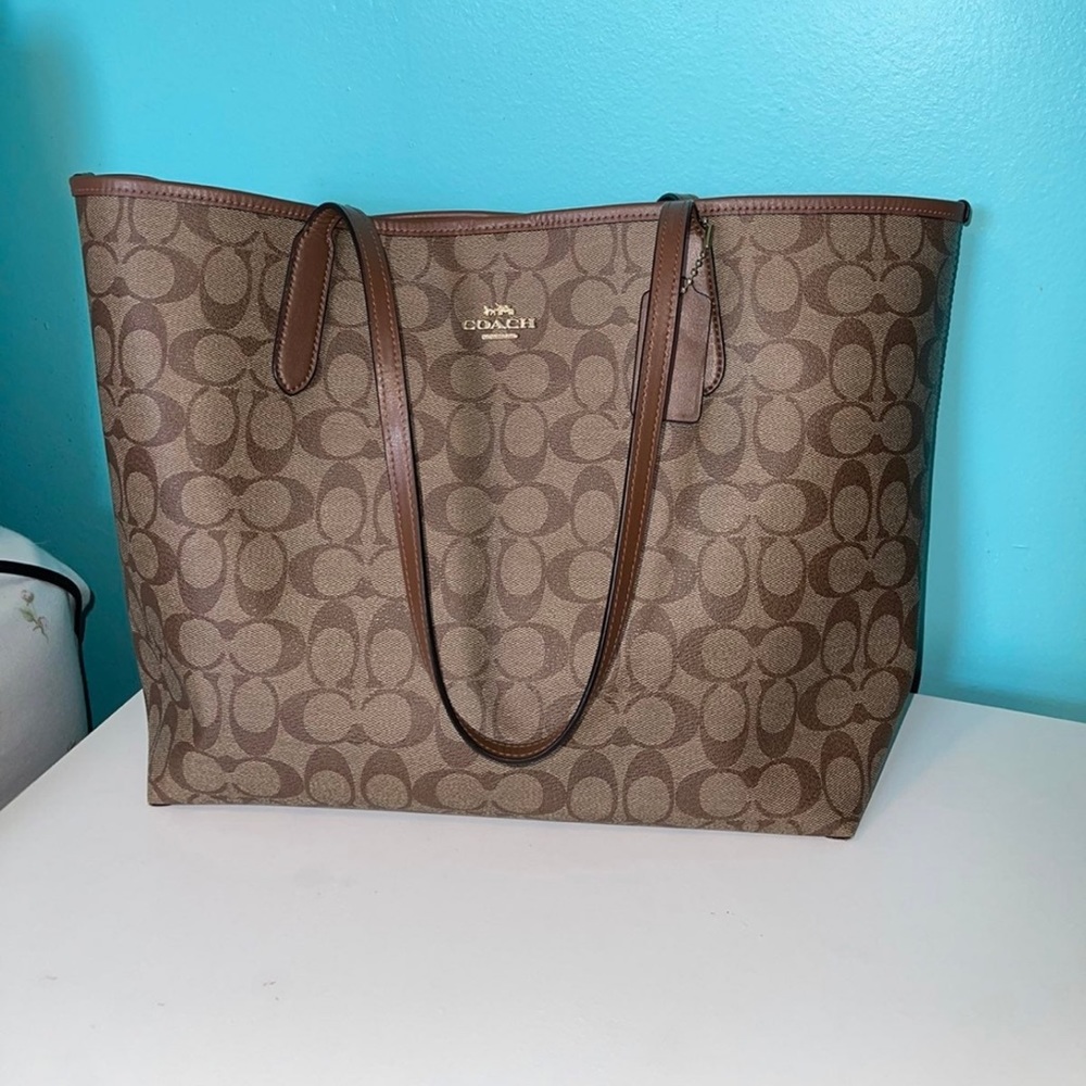 Coach City Tote in Signature Canvas